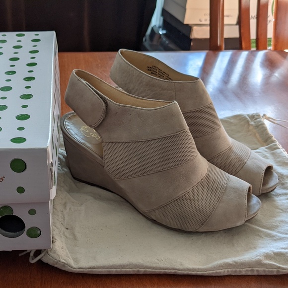 Tan Wedges - Picture 1 of 2